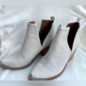 Lk New Jeffrey Campbell Cromwell Bootie White Snakeskin western boho boots Sz 9